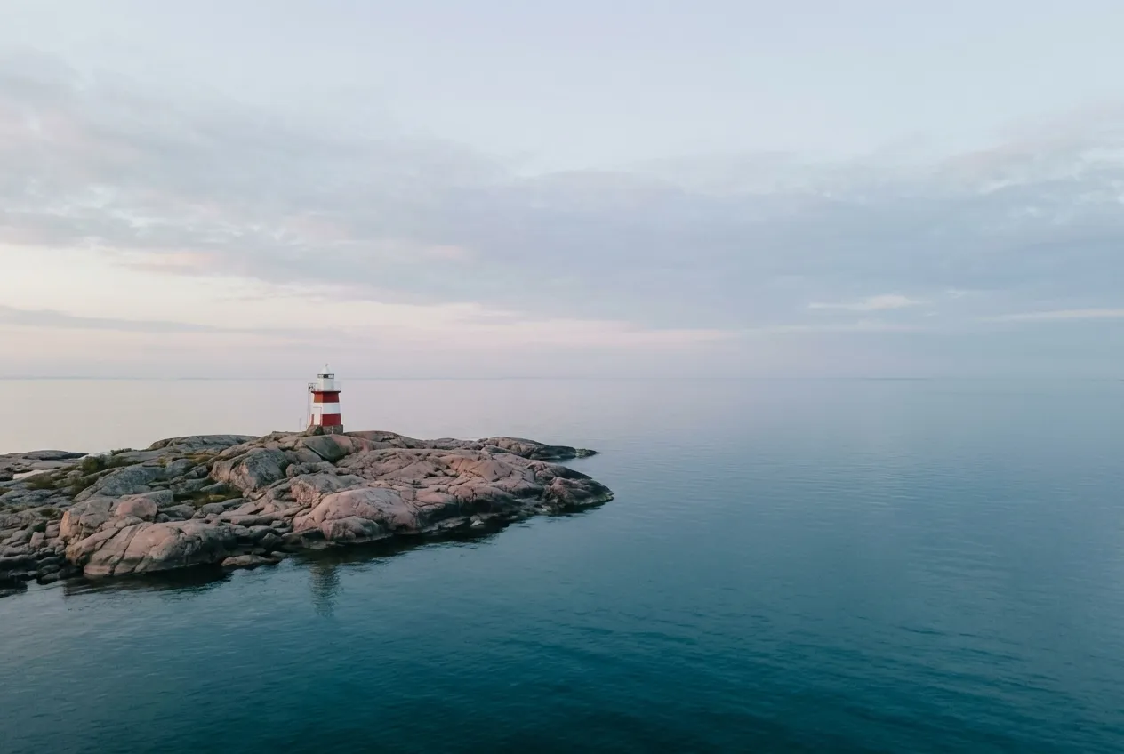 Punavalkoinen majakka kallioluodolla